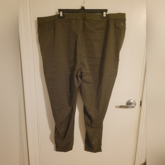 The North Face Green Chinos with Relaxed Fit and Full Length - Picture 5 of 9